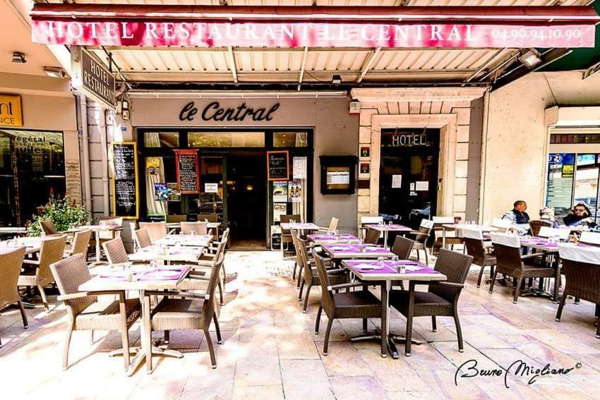 Hotel Restaurant Le Central Châteaurenard Exterior foto